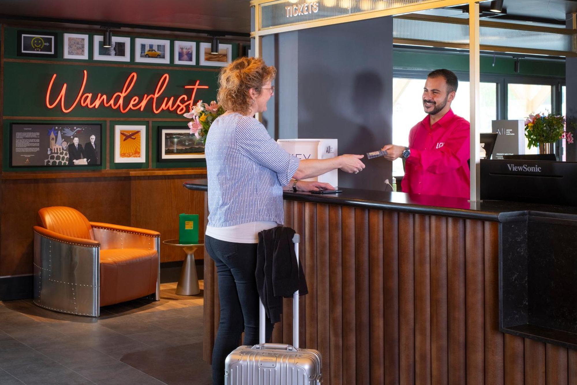 Ibis Styles London Gatwick Airport Hotel Crawley Kültér fotó