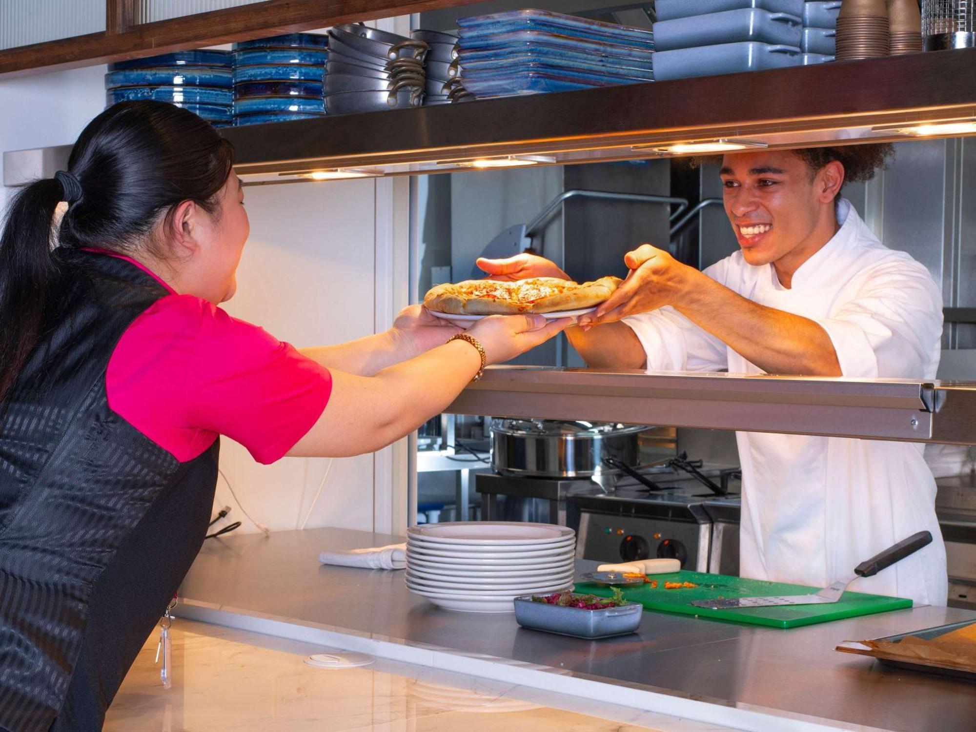 Ibis Styles London Gatwick Airport Hotel Crawley Kültér fotó