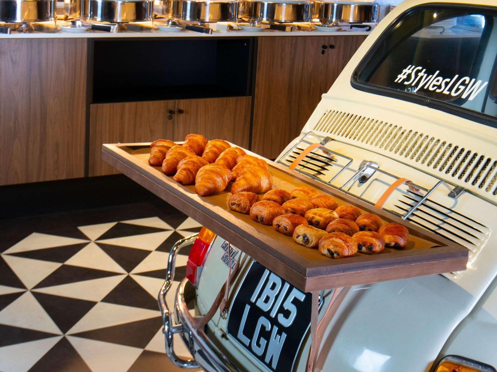 Ibis Styles London Gatwick Airport Hotel Crawley Kültér fotó